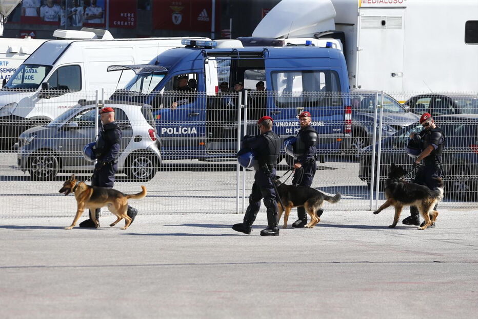 Claque do Sporting chega ao Estádio da Luz para o dérbi