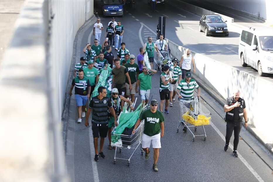 Claque do Sporting chega ao Estádio da Luz para o dérbi