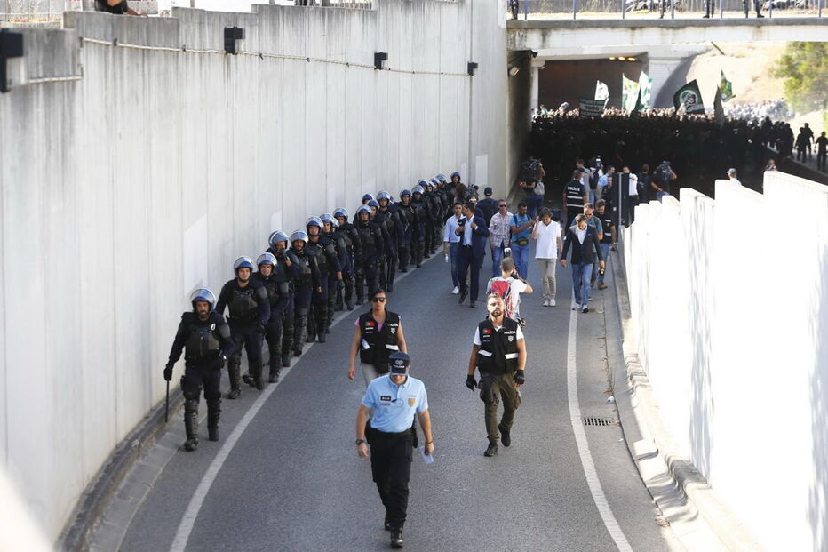 Claque do Sporting chega ao Estádio da Luz para o dérbi