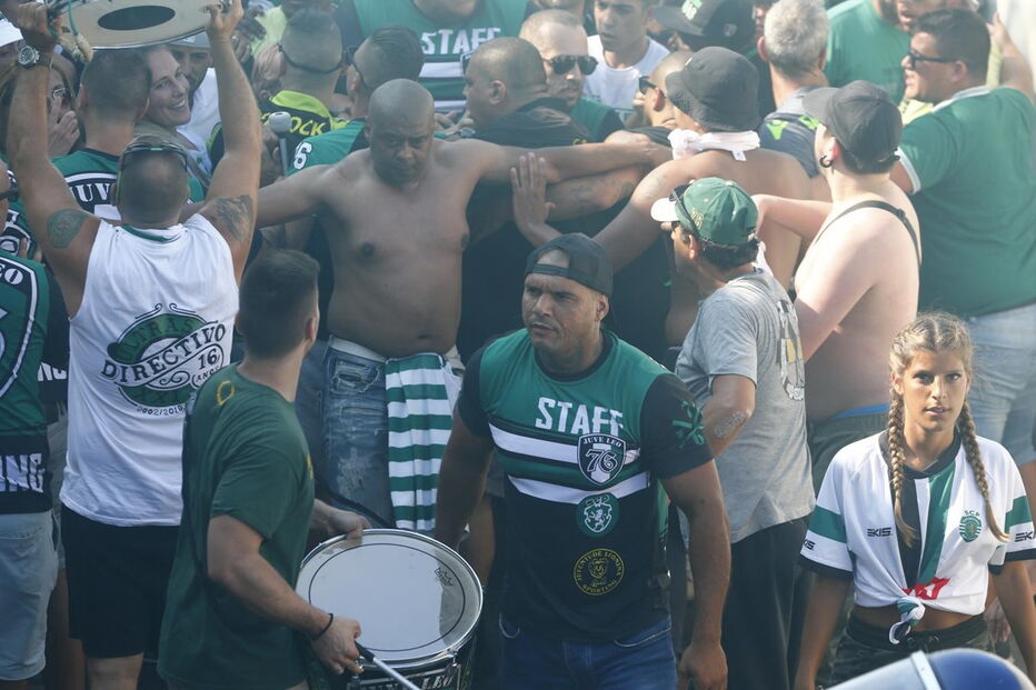 Claque do Sporting chega ao Estádio da Luz para o dérbi