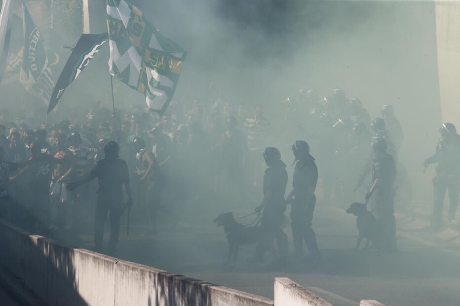 Claque do Sporting chega ao Estádio da Luz para o dérbi