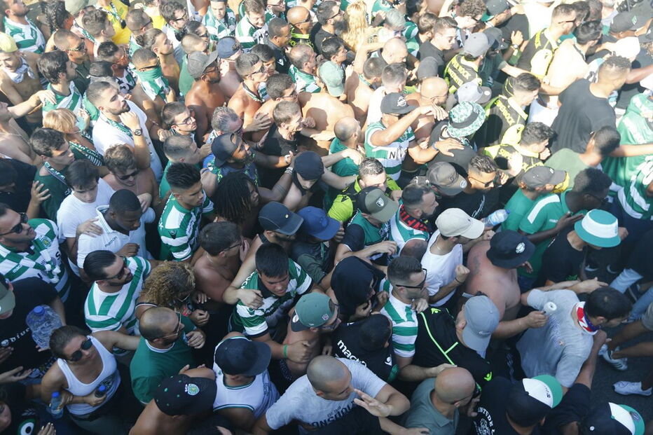 Claque do Sporting chega ao Estádio da Luz para o dérbi