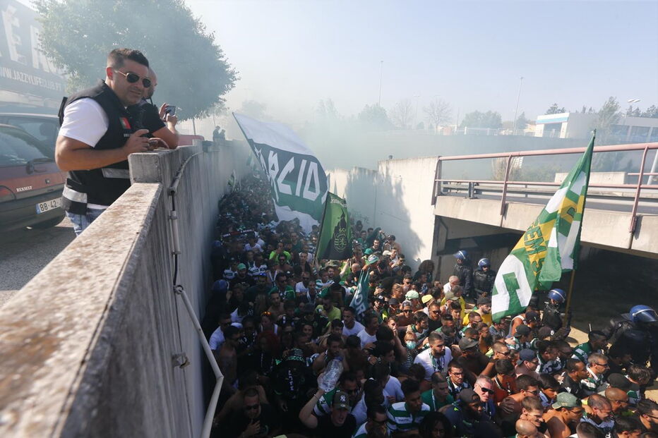Claque do Sporting chega ao Estádio da Luz para o dérbi