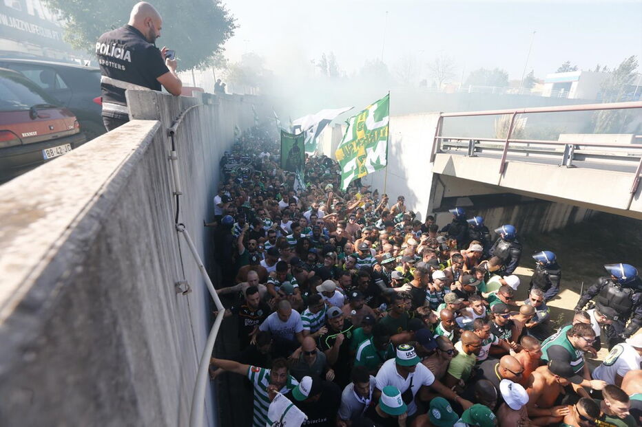 Claque do Sporting chega ao Estádio da Luz para o dérbi