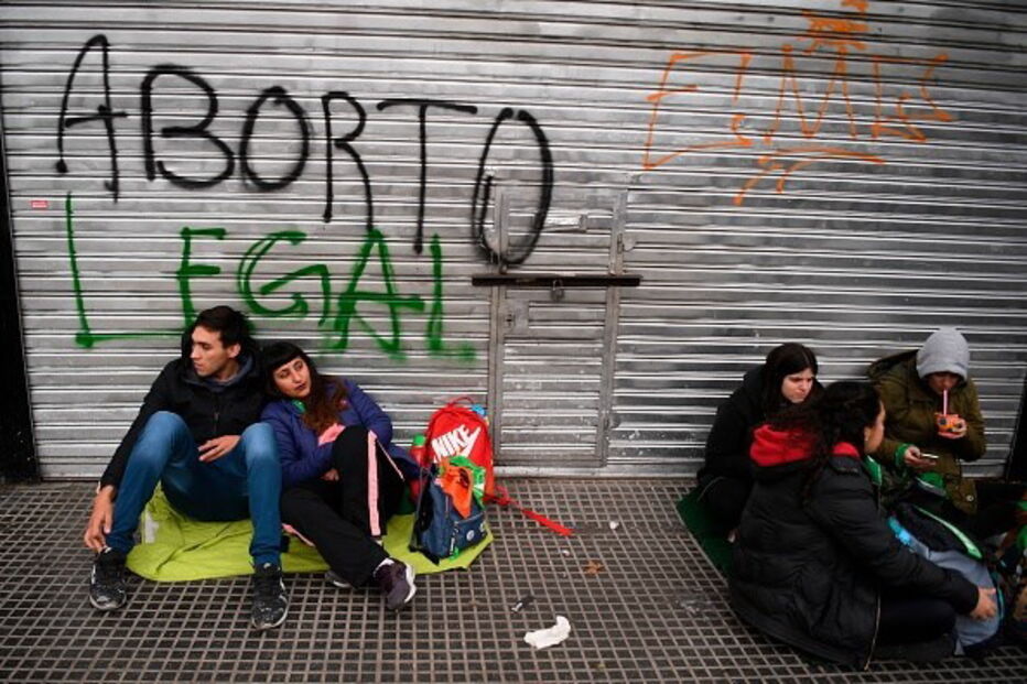 Ativistas manifestam-se a favor do aborto legal, na Argentina