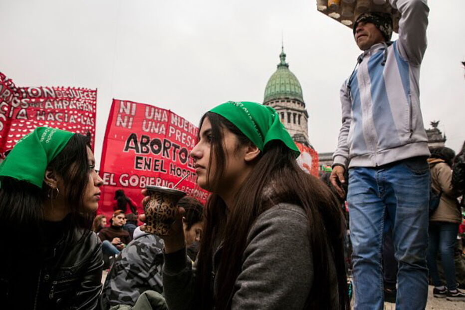 Ativistas manifestam-se a favor do aborto legal, na Argentina