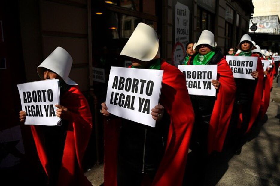 Ativistas manifestam-se a favor do aborto legal, na Argentina