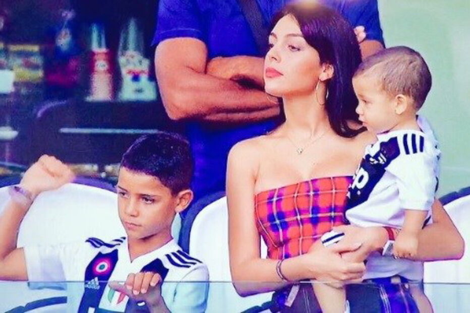 Georgina Rodriguez acompanhada de Cristianinho e Mateo