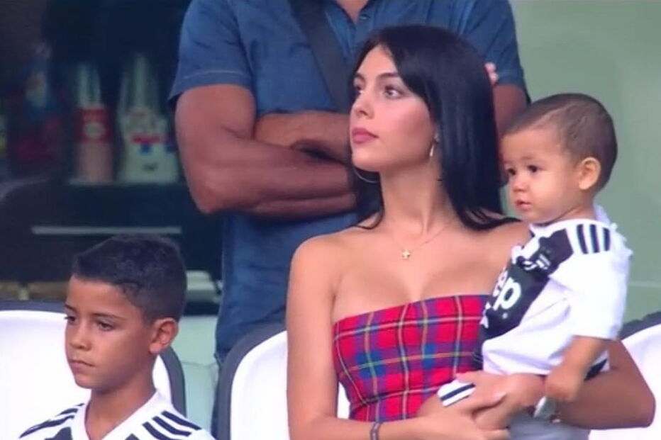 Georgina Rodriguez acompanhada de Cristianinho e Mateo