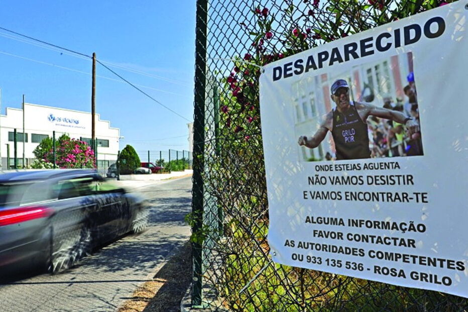 Família afixou vários cartazes nas estradas percorridas pelo triatleta 