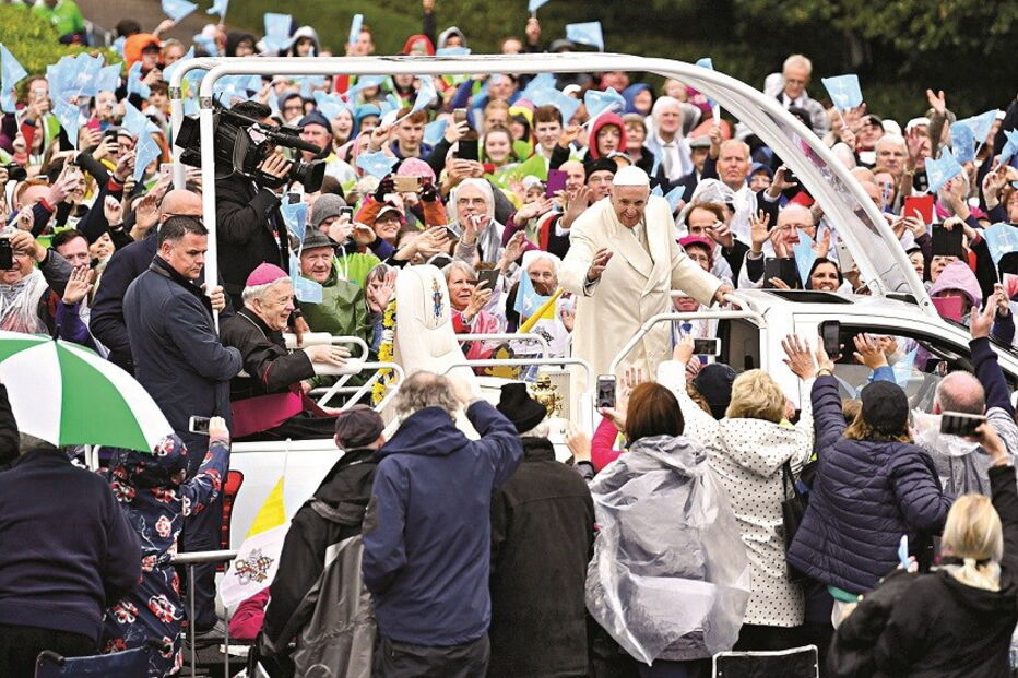 Escândalo de pedofilia marcou a visita de 32 horas do Papa à Irlanda, mas Francisco foi muito acarinhado e aplaudido por milhares de pessoas nas ruas de Dublin 