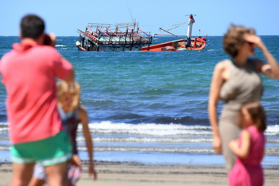 Austrália procura passageiros de barco encalhado em área infestada de crocodilos