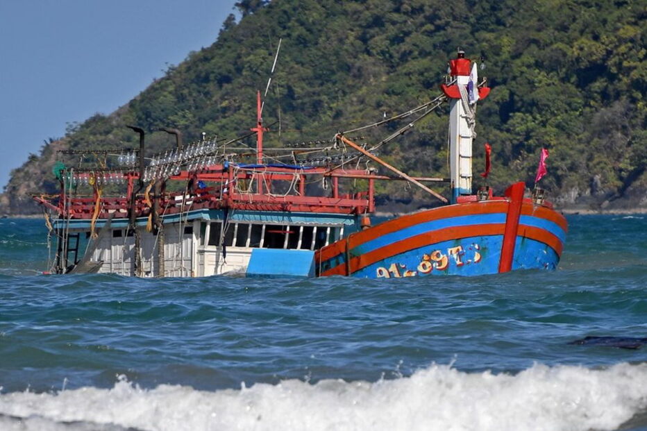 Austrália procura passageiros de barco encalhado em área infestada de crocodilos