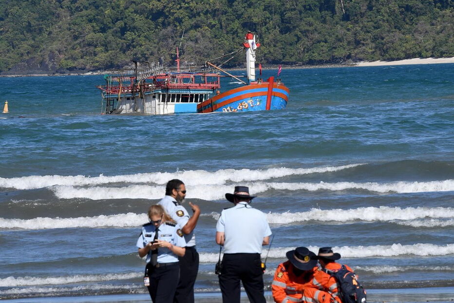 Austrália procura passageiros de barco encalhado em área infestada de crocodilos