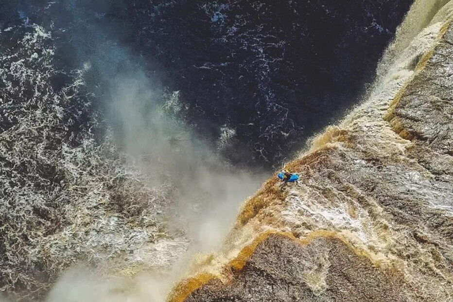 Vídeo mostra homem a sobreviver a queda de 32 metros em caiaque