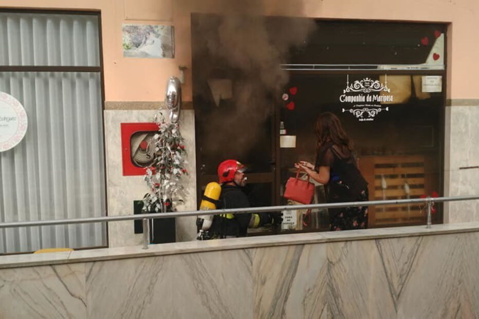 Incêndio obriga a evacuação de centro comercial em Guimarães