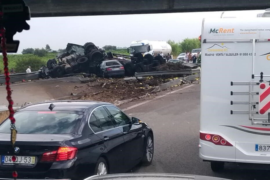 Dois camiões e carro colidem na A1 na Mealhada