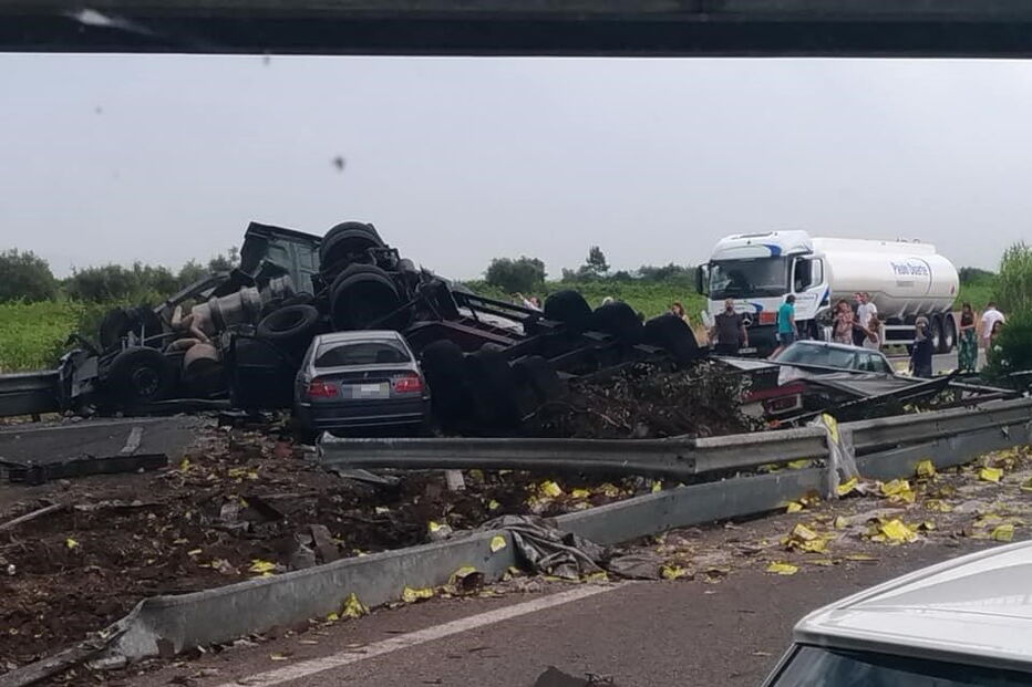 Dois camiões e carro colidem na A1 na Mealhada