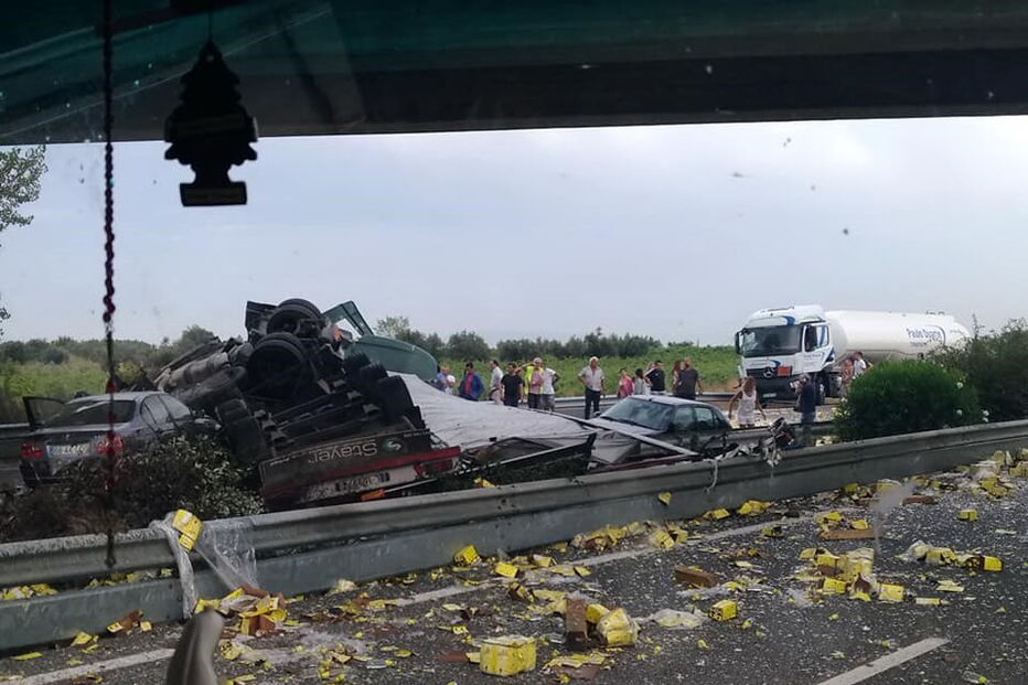 Dois camiões e carro colidem na A1 na Mealhada