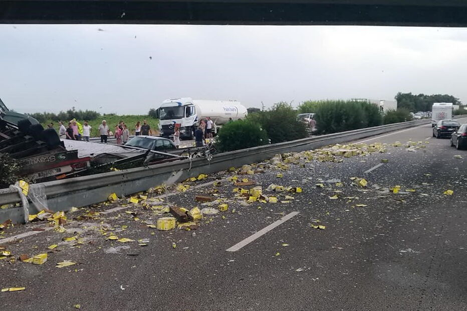 Dois camiões e carro colidem na A1 na Mealhada