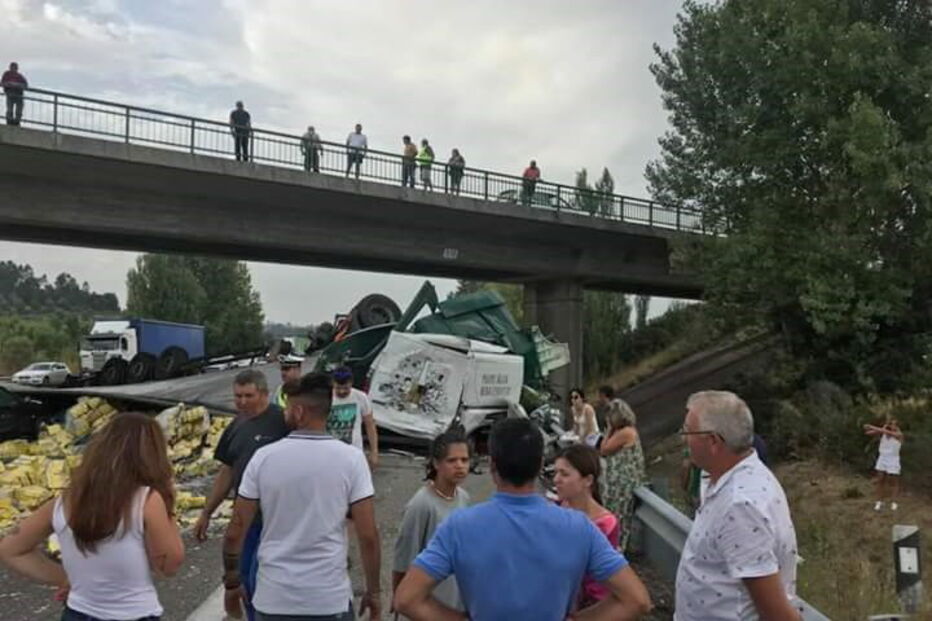Dois camiões e um carro colidem na A1 na Mealhada