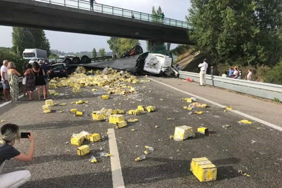 Dois camiões e um carro colidem na A1 na Mealhada