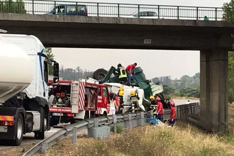 Dois camiões e um carro colidem na A1 na Mealhada