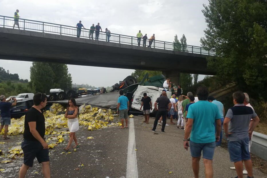Colisão entre dois camiões e vários carros na A1 na Mealhada