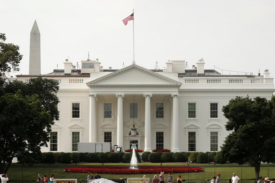 Bandeira dos EUA na Casa Branca após a morte de McCain