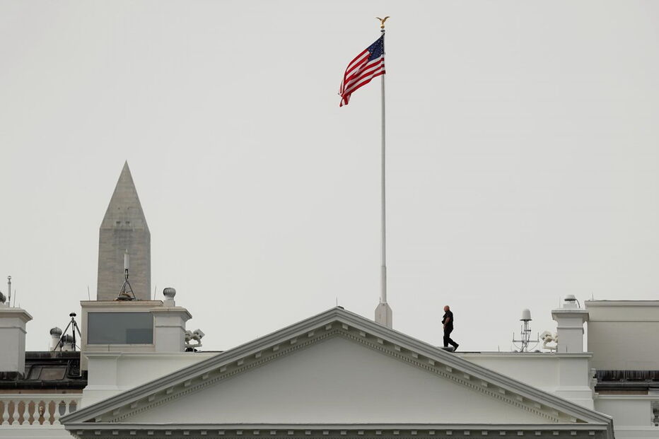 Bandeira dos EUA na Casa Branca após a morte de McCain