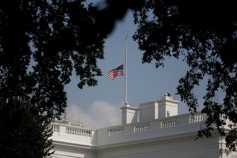 Bandeira dos EUA na Casa Branca após a morte de McCain