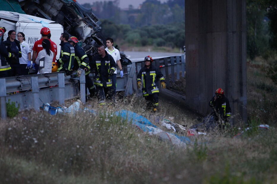 Acidente com dois camiões e vários carros na A1 na Mealhada