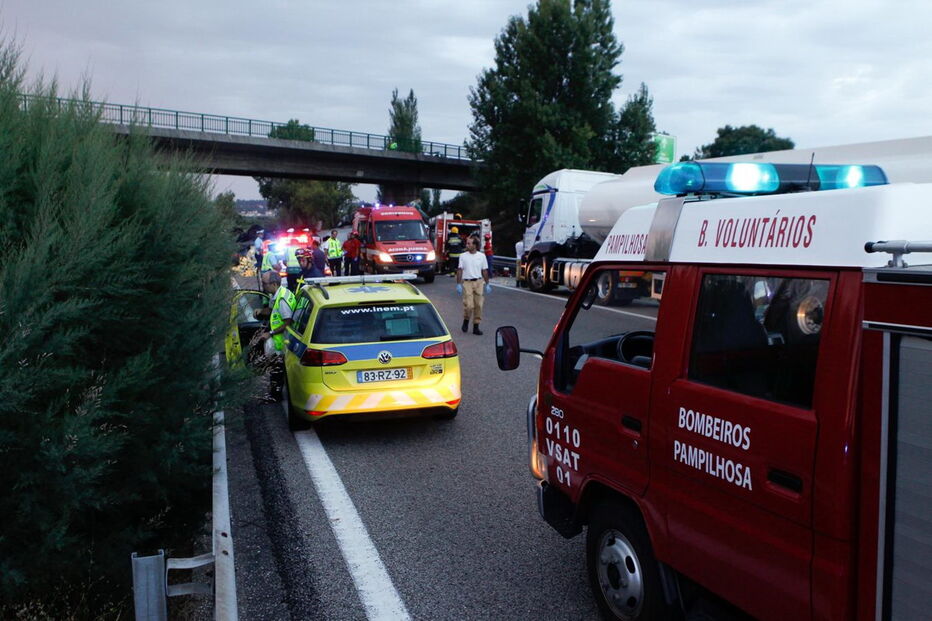 Acidente com dois camiões e vários carros na A1 na Mealhada
