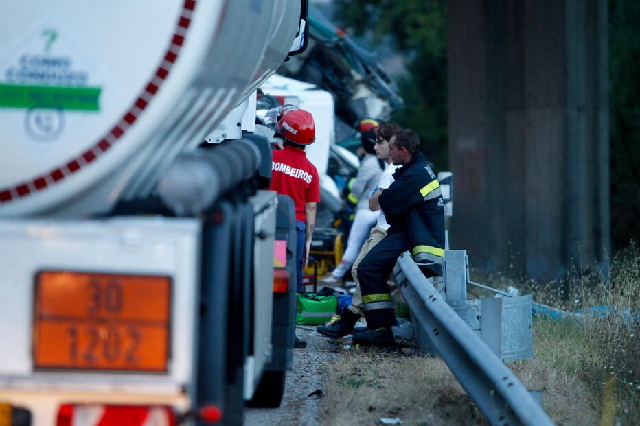 Acidente com dois camiões e vários carros na A1 na Mealhada