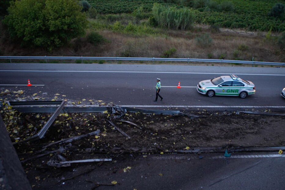 Acidente com dois camiões e vários carros na A1 na Mealhada