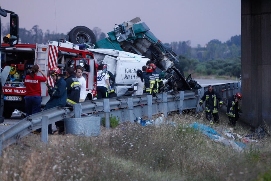 Acidente com dois camiões e vários carros na A1 na Mealhada