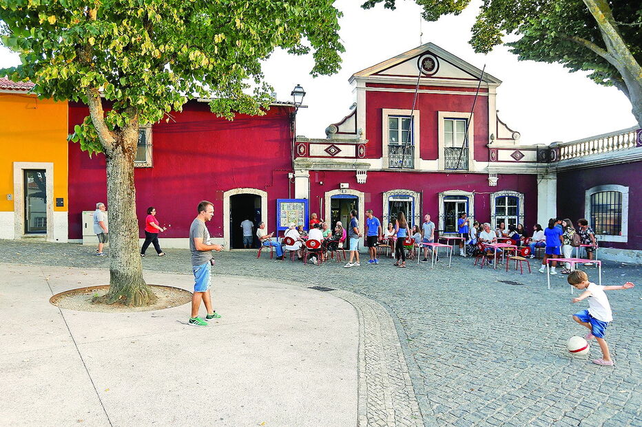 Grupo reuniu-se ontem para exigir a manutenção da sede 