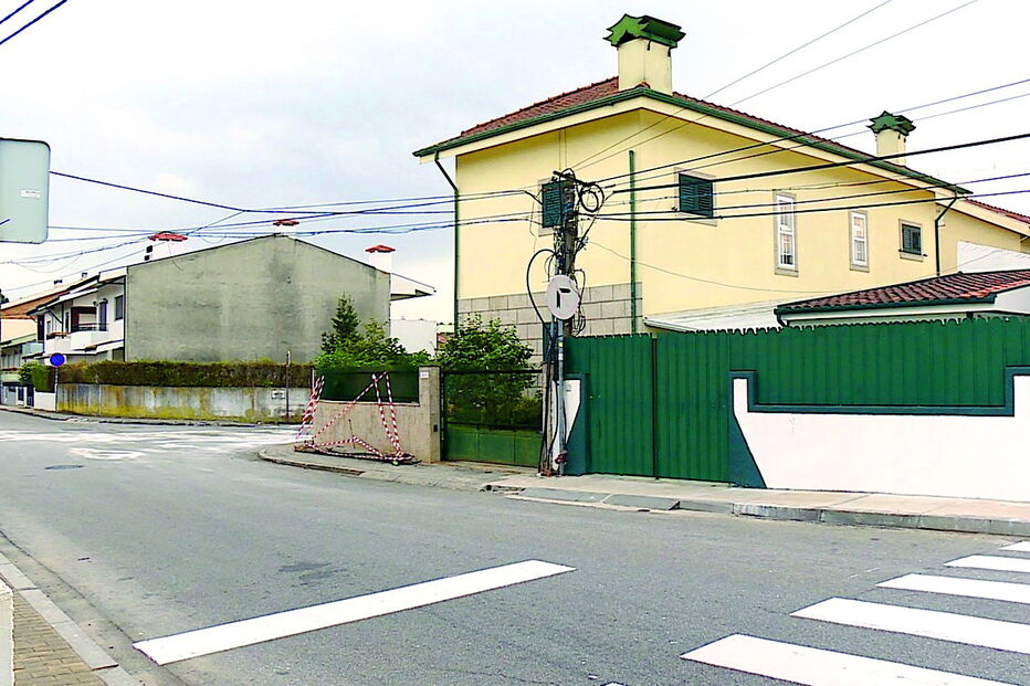 Poste destruído estava ontem no passeio da rua 9 de Agosto 