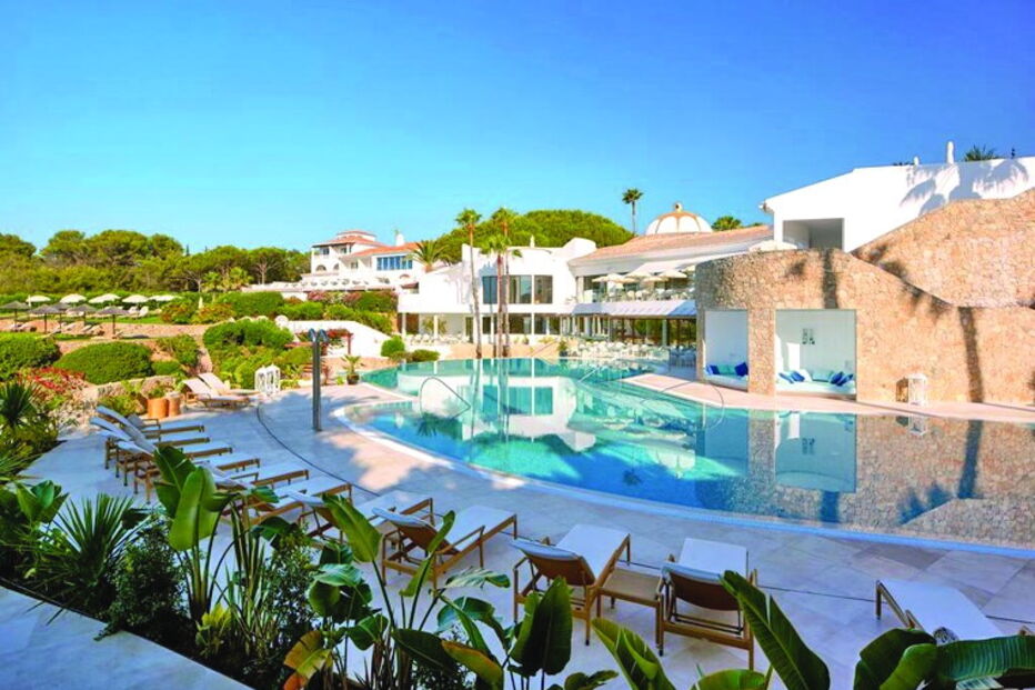 Hotel de cinco estrelas tem várias piscinas 