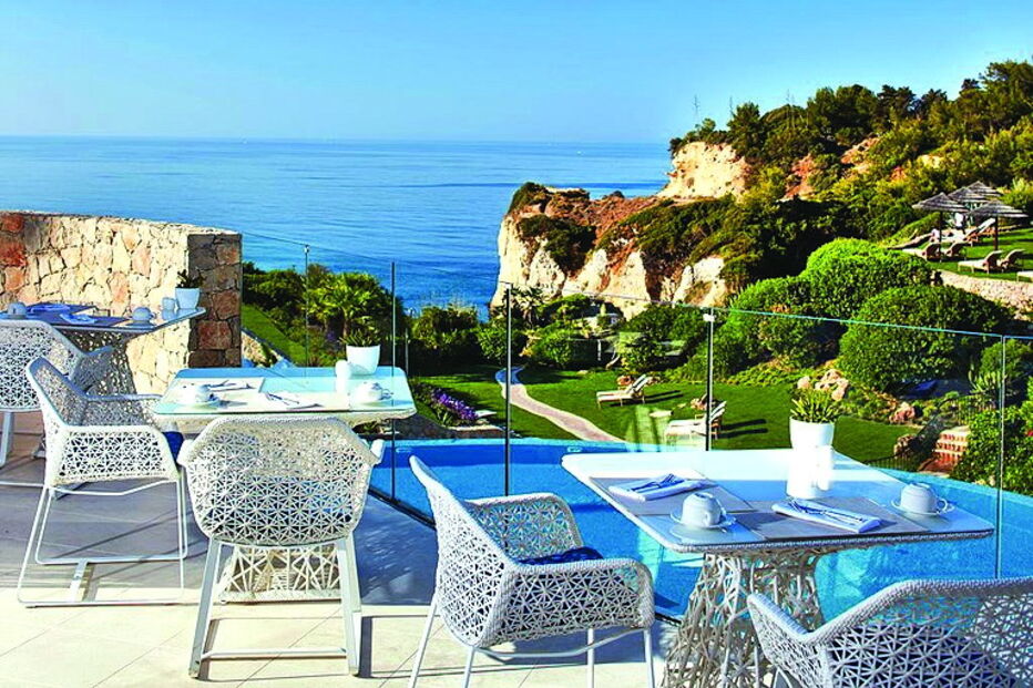 Hotel de cinco estrelas tem várias piscinas 