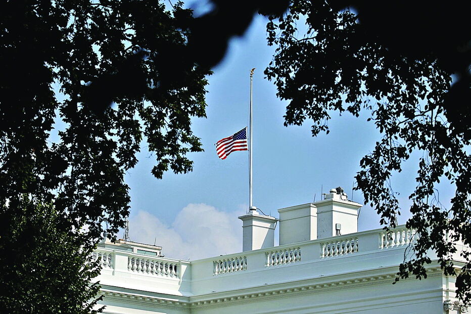 Bandeira a meia haste na Casa Branca