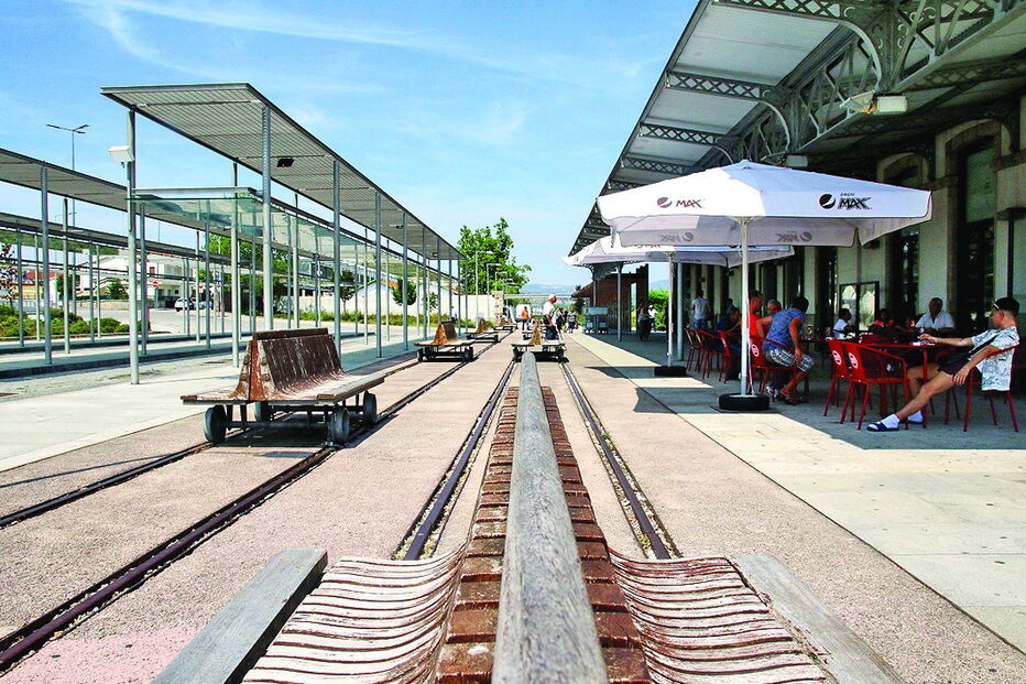 Antiga Estação Ferroviária de Bragança foi transformada numa central de camionagem, com esplanada incluída 
