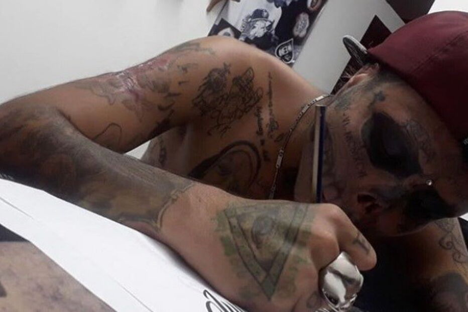 Homem arranca nariz e orelhas para ficar parecido com um esqueleto