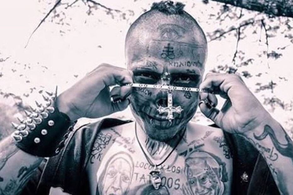 Homem arranca nariz e orelhas para ficar parecido com um esqueleto