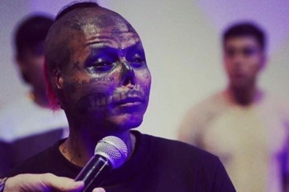 Homem arranca nariz e orelhas para ficar parecido com um esqueleto