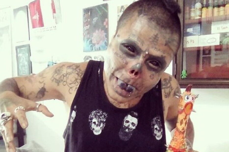 Homem arranca nariz e orelhas para ficar parecido com um esqueleto