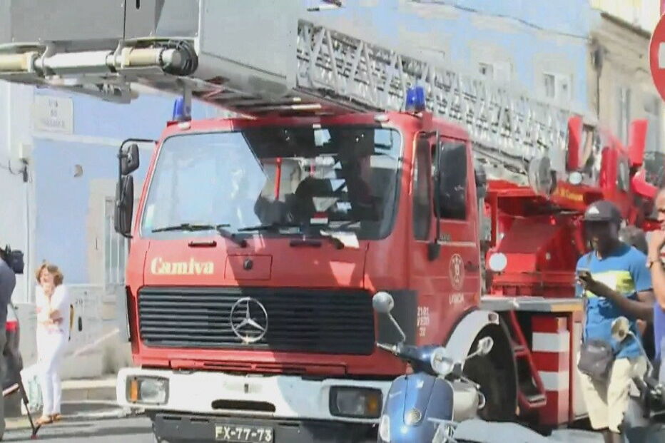 Cinco feridos e três prédios evacuados em incêndio em Lisboa