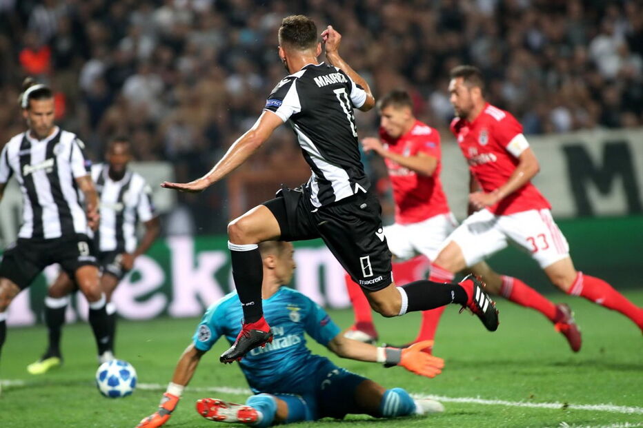 Benfica contra o PAOK no estádio Toumba