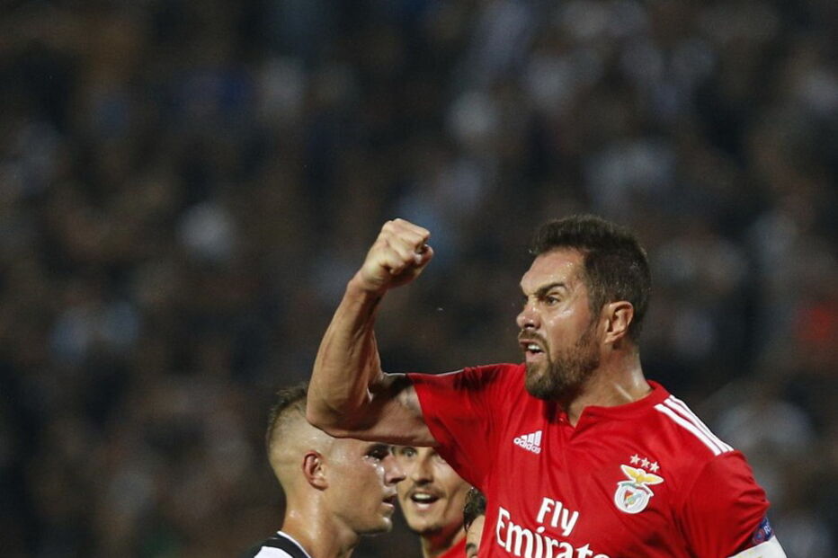 Benfica contra o PAOK no estádio Toumba