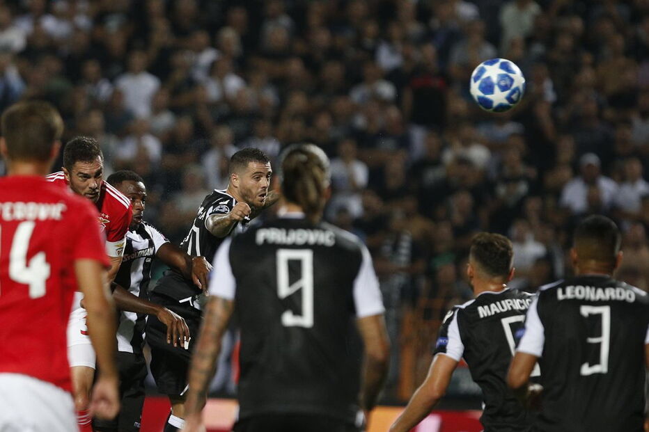 Benfica contra o PAOK no estádio Toumba